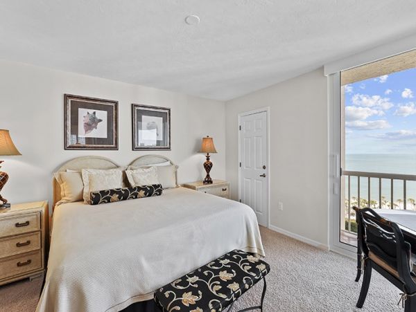 Naples Lovely Two Bedroom Condo Ocean Views