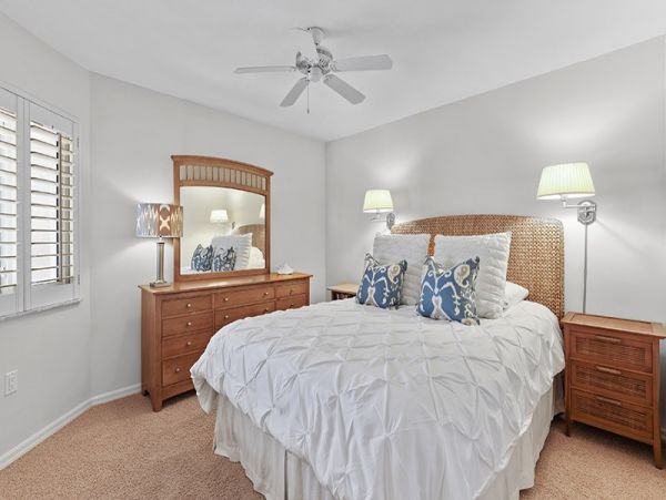 Naples Lovely Two Bedroom Condo Ocean Views