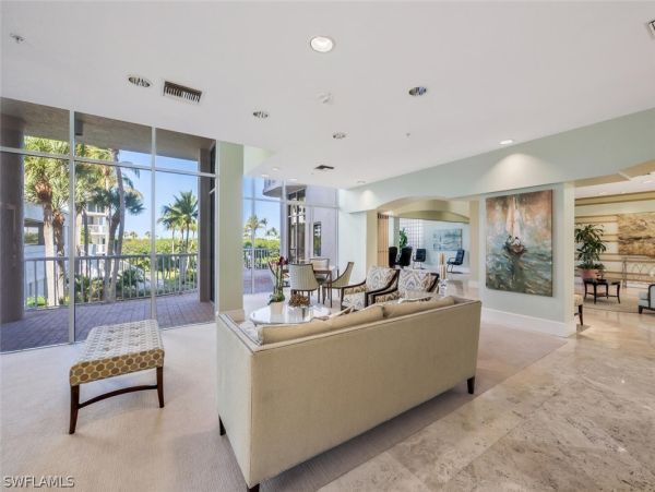 Luxurious Beachfront Retreat in Naples - Stunning 2-Bedroom Condo