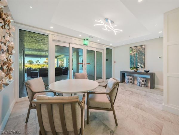 Luxurious Beachfront Retreat in Naples - Stunning 2-Bedroom Condo
