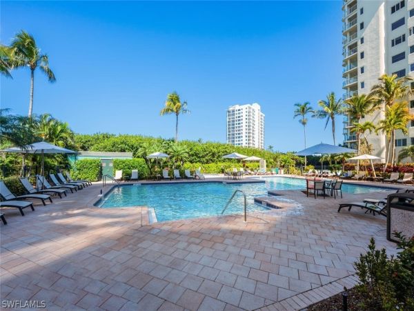 Luxurious Beachfront Retreat in Naples - Stunning 2-Bedroom Condo