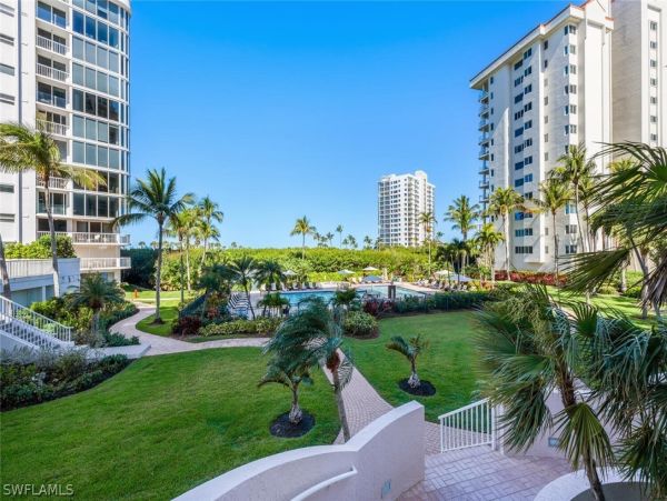 Luxurious Beachfront Retreat in Naples - Stunning 2-Bedroom Condo