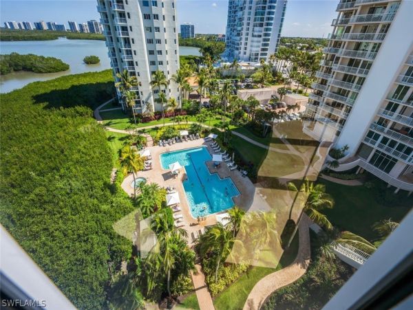 Luxurious Beachfront Retreat in Naples - Stunning 2-Bedroom Condo