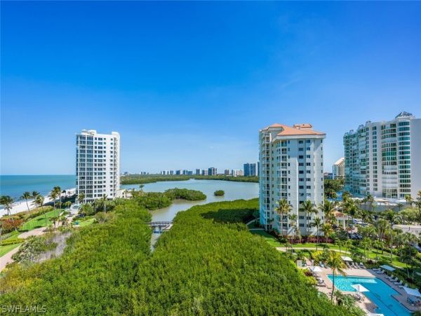 Luxurious Beachfront Retreat in Naples - Stunning 2-Bedroom Condo