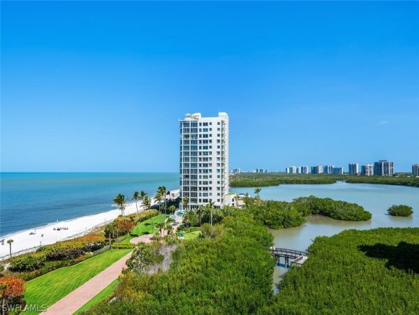 Luxurious Beachfront Retreat in Naples - Stunning 2-Bedroom Condo