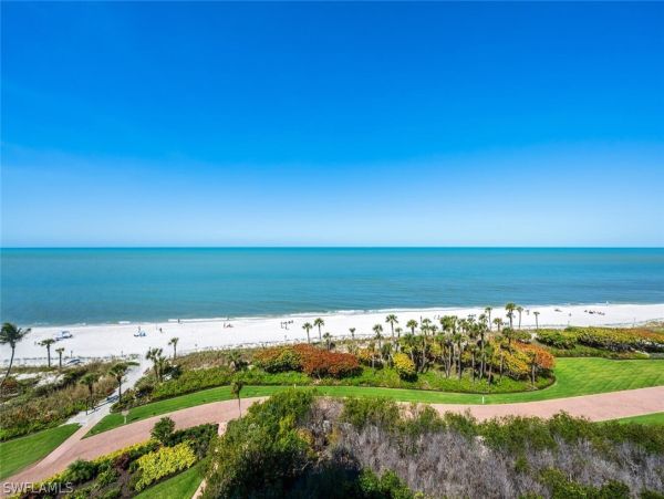 Luxurious Beachfront Retreat in Naples - Stunning 2-Bedroom Condo