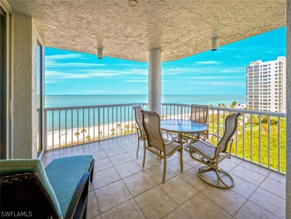 Luxurious Beachfront Retreat in Naples - Stunning 2-Bedroom Condo