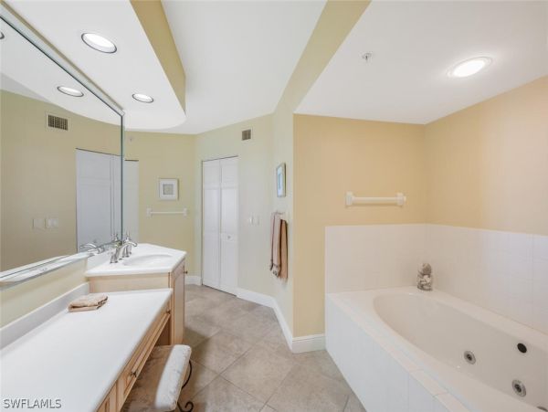 Luxurious Beachfront Retreat in Naples - Stunning 2-Bedroom Condo