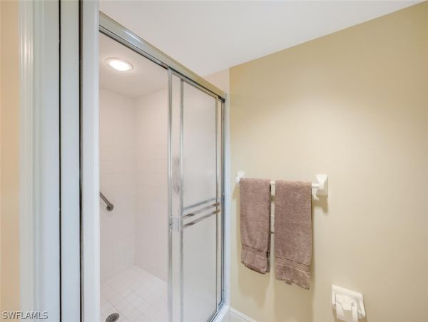 Luxurious Beachfront Retreat in Naples - Stunning 2-Bedroom Condo