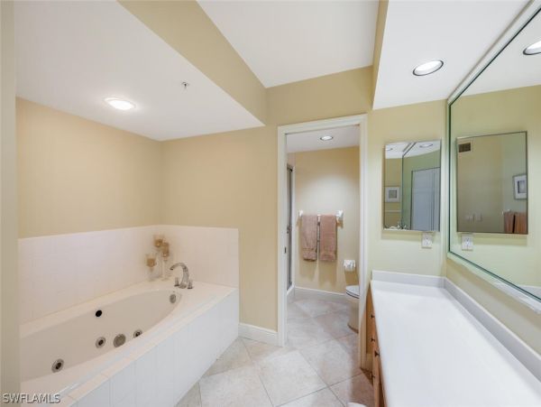 Luxurious Beachfront Retreat in Naples - Stunning 2-Bedroom Condo