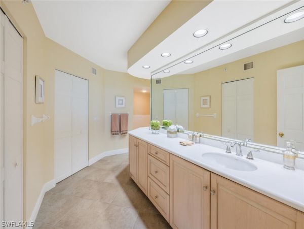 Luxurious Beachfront Retreat in Naples - Stunning 2-Bedroom Condo