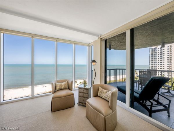 Luxurious Beachfront Retreat in Naples - Stunning 2-Bedroom Condo