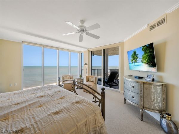 Luxurious Beachfront Retreat in Naples - Stunning 2-Bedroom Condo