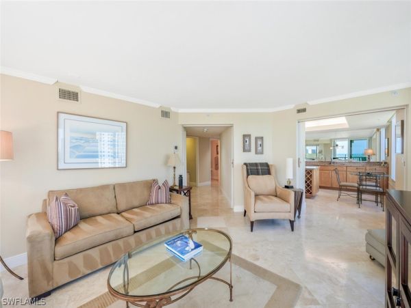 Luxurious Beachfront Retreat in Naples - Stunning 2-Bedroom Condo