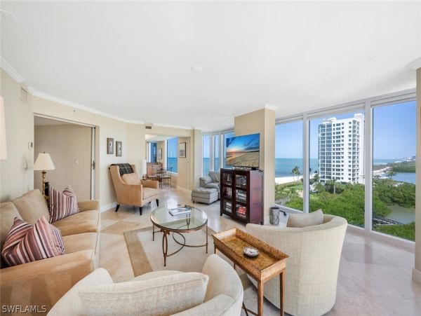 Luxurious Beachfront Retreat in Naples - Stunning 2-Bedroom Condo