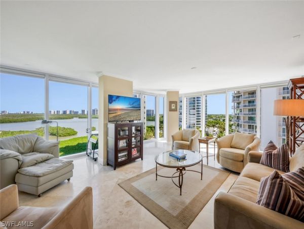 Luxurious Beachfront Retreat in Naples - Stunning 2-Bedroom Condo