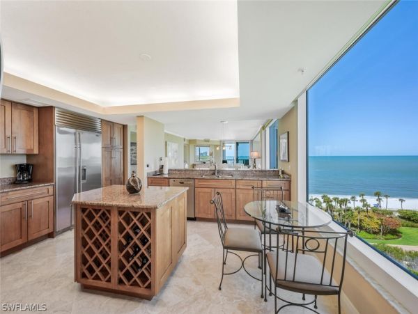 Luxurious Beachfront Retreat in Naples - Stunning 2-Bedroom Condo