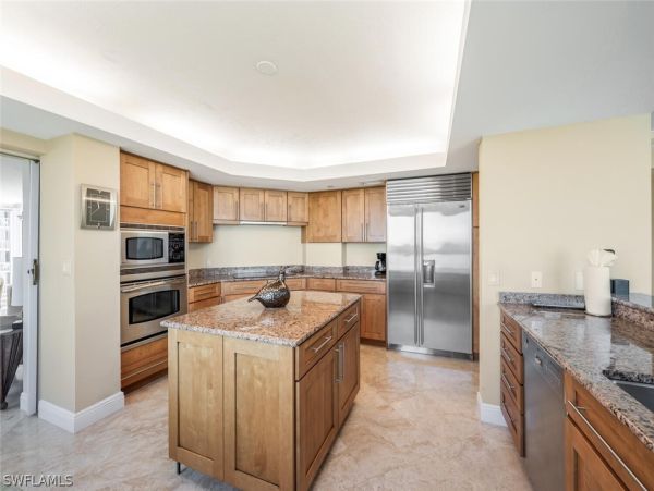 Luxurious Beachfront Retreat in Naples - Stunning 2-Bedroom Condo