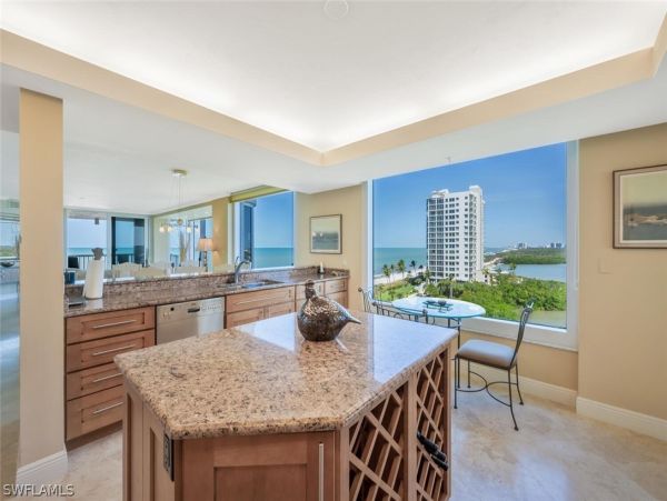 Luxurious Beachfront Retreat in Naples - Stunning 2-Bedroom Condo