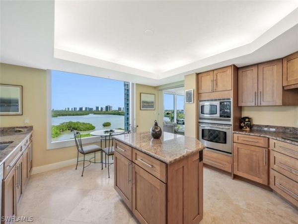 Luxurious Beachfront Retreat in Naples - Stunning 2-Bedroom Condo
