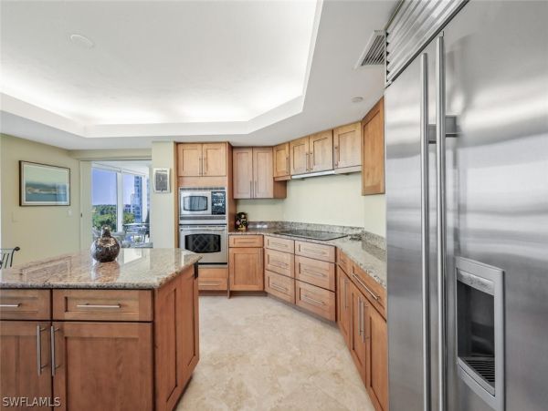 Luxurious Beachfront Retreat in Naples - Stunning 2-Bedroom Condo