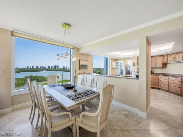 Luxurious Beachfront Retreat in Naples - Stunning 2-Bedroom Condo