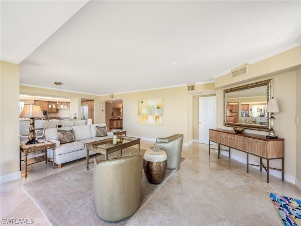 Luxurious Beachfront Retreat in Naples - Stunning 2-Bedroom Condo