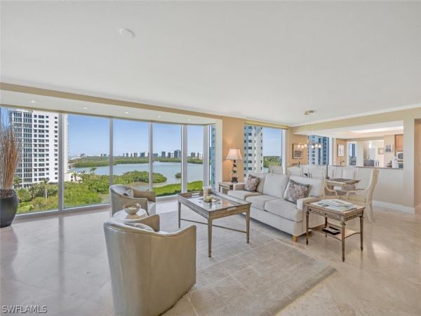 Luxurious Beachfront Retreat in Naples - Stunning 2-Bedroom Condo