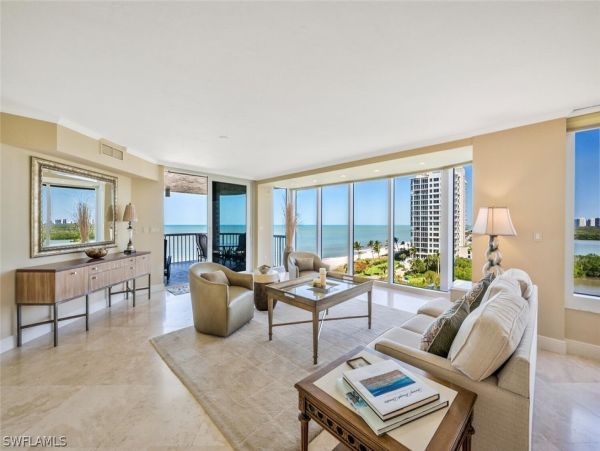 Luxurious Beachfront Retreat in Naples - Stunning 2-Bedroom Condo