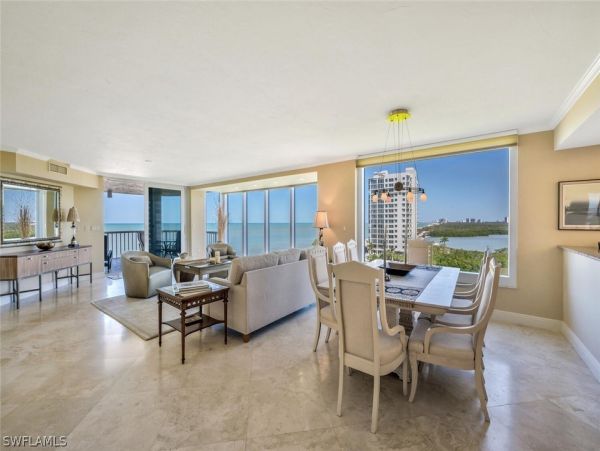 Luxurious Beachfront Retreat in Naples - Stunning 2-Bedroom Condo