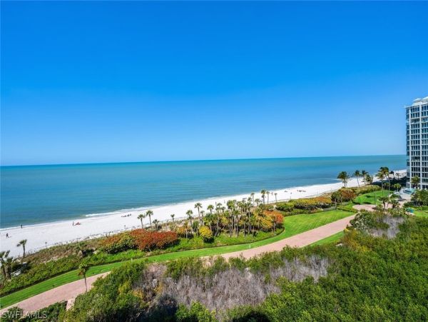 Luxurious Beachfront Retreat in Naples - Stunning 2-Bedroom Condo