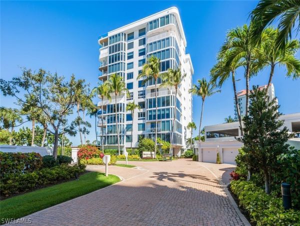 Luxurious Beachfront Retreat in Naples - Stunning 2-Bedroom Condo