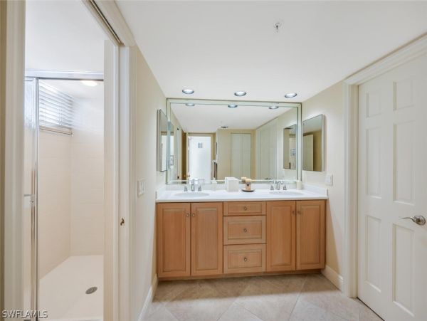 Luxurious Beachfront Retreat in Naples - Stunning 2-Bedroom Condo