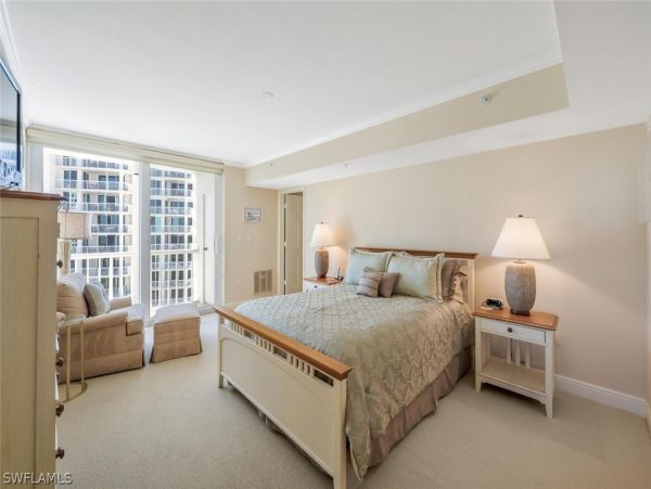 Luxurious Beachfront Retreat in Naples - Stunning 2-Bedroom Condo