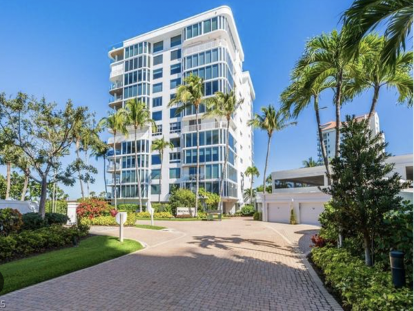 Luxurious Beachfront Retreat in Naples - Stunning 2-Bedroom Condo