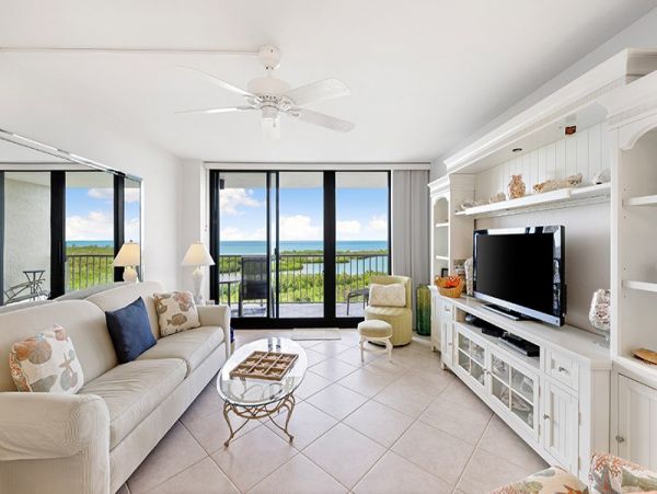 Lovely Vacation Rental with 2 Bedrooms & Ocean Views