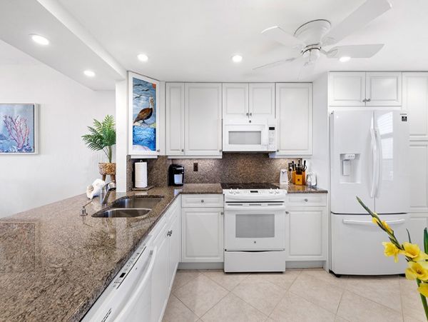 Lovely Vacation Rental with 2 Bedrooms & Ocean Views