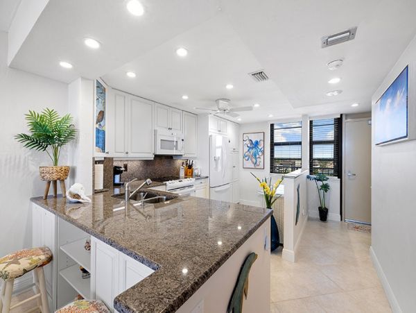 Lovely Vacation Rental with 2 Bedrooms & Ocean Views