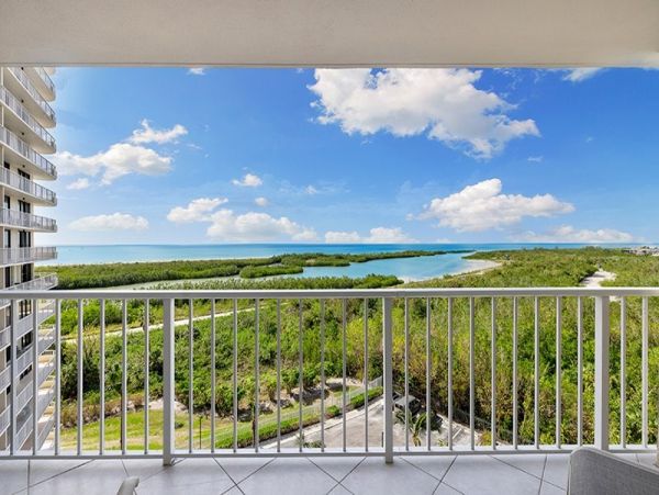 Lovely Vacation Rental with 2 Bedrooms & Ocean Views