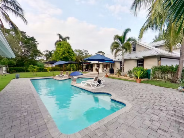 Beautiful 4 Bedroom Rental in Naples with Pool & Sauna