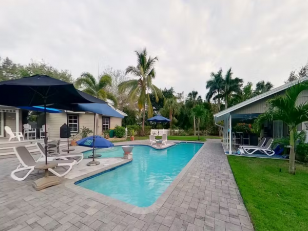 Beautiful 4 Bedroom Rental in Naples with Pool & Sauna