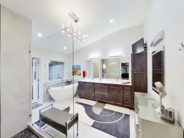 Beautiful 4 Bedroom Rental in Naples with Pool & Sauna