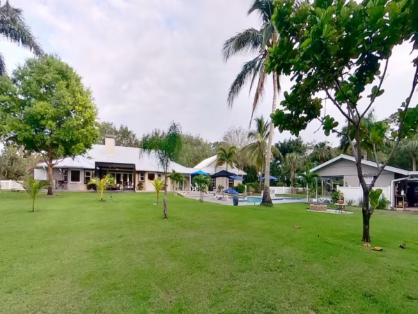 Beautiful 4 Bedroom Rental in Naples with Pool & Sauna