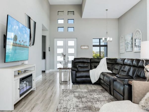 Canal-Front Luxury Vacation Home in Cape Coral Sleeps 9