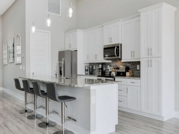 Canal-Front Luxury Vacation Home in Cape Coral Sleeps 9