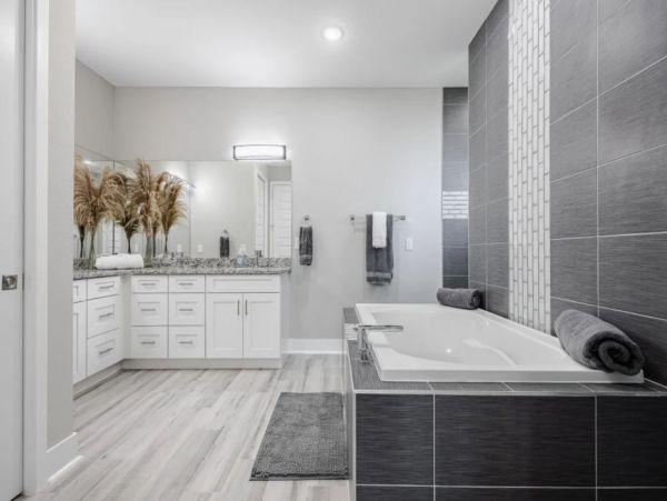 Canal-Front Luxury Vacation Home in Cape Coral Sleeps 9