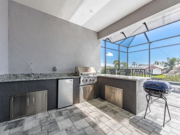 Canal-Front Luxury Vacation Home in Cape Coral Sleeps 9