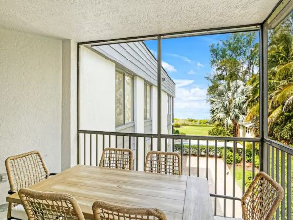 Beachfront Vacation Condo in Longboat Key Sleeps 8