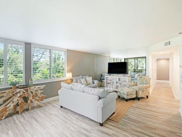 Beachfront Vacation Condo in Longboat Key Sleeps 8