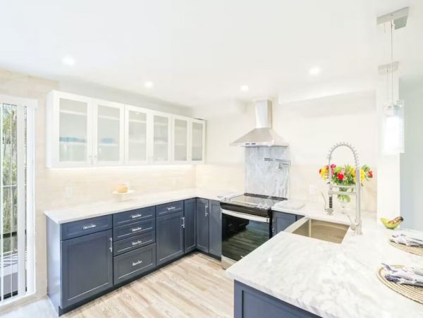 Beachfront Vacation Condo in Longboat Key Sleeps 8
